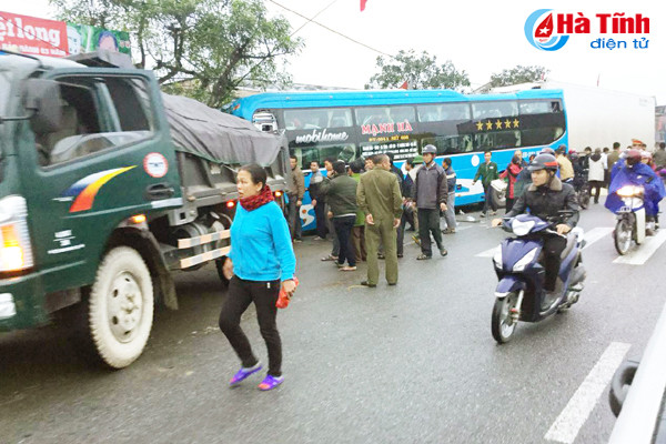 xe khach bi container dam ngang phu xe tu vong tai cho