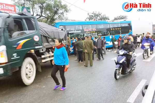 xe khach bi container dam ngang phu xe tu vong tai cho