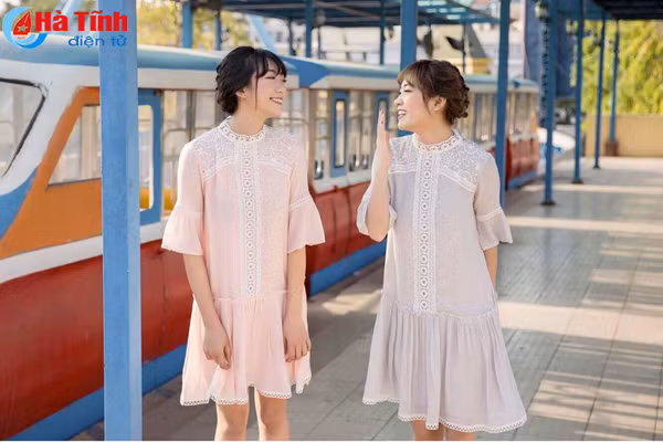 phat sot voi doi ban hotgirl ha tinh giong nhau nhu chi em song sinh