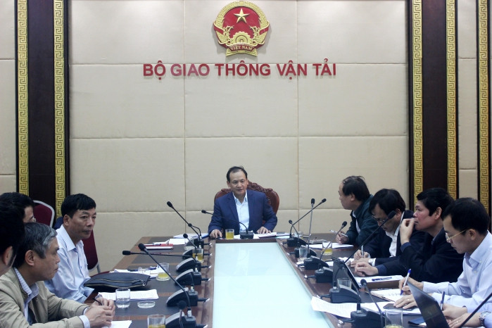 Thứ trưởng Bộ GTVT Nguyễn Nhật chủ trì cuộc họp tranh luan nong ve thiet ke cao toc bac nam