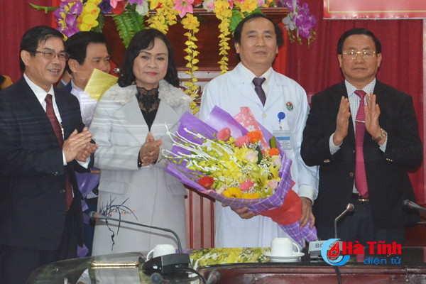 nganh y te ha tinh can tap trung dua cac nghi quyet cua dang vao cuoc song