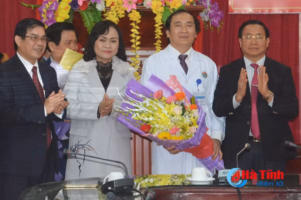 nganh y te ha tinh can tap trung dua cac nghi quyet cua dang vao cuoc song