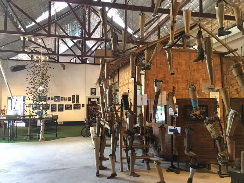 Trung tâm du khách COPE: COPE là tổ chức từ thiện hoạt động tại địa phương, giúp đỡ các nạn nhân của bom, mìn bằng cách cung cấp cho họ các bộ phận giả và sự hỗ trợ cần thiết để họ hòa nhập lại với cuộc sống. Đến COPE, du khách có thể tìm hiểu về UXO, những thiệt hại do bom, mìn gây ra tại Lào, cũng như những trợ giúp của COPE đối với nạn nhân. Bên cạnh đó, du khách cũng có thể chọn mua những món đồ tại cửa hàng lưu niệm từ thiện để giúp đỡ các nạn nhân. Ảnh: The culture trip. nhung diem tham quan khong the bo qua khi den vieng chan