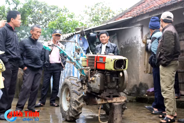 chang trai ha tinh che tao thanh cong bo dieu khien lai may cay tu xa