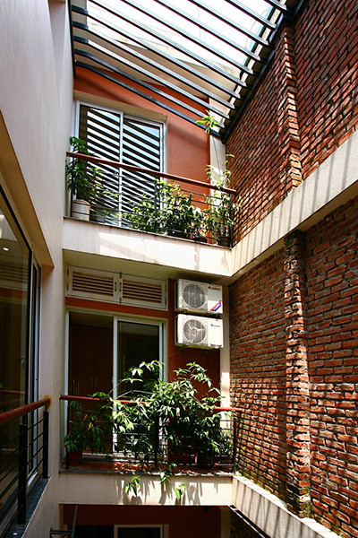 Giếng trời đem lại nhiều lợi ích cho nhà ống nhưng cần thiết kế cẩn thận để tránh gây tác hại về sau. Ảnh minh họa: Hà Thành. cac sai lam khien gieng troi gay tac hai cho nha ban