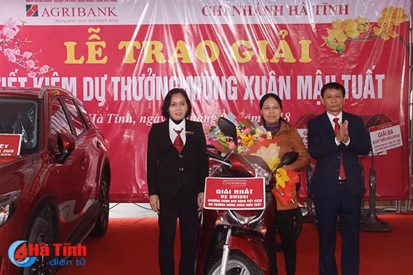agribank ha tinh trao o to mazda cx5 cho khach hang trung thuong