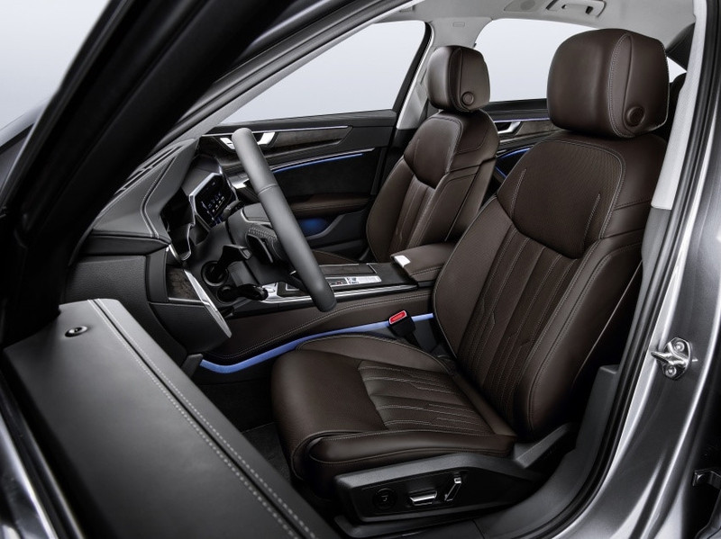 Người mua cũng sẽ được lựa chọn hai gói chiếu sáng nội thất khác nhau. Bao gồm gói chiếu sáng bao quát và gói chiếu sáng đường viền, với mục đích tạo ra những đường nét rõ ràng trong kiến trúc nội thất và có thể thiết lập được 30 màu khác nhau, đồng thời làm nổi bật bảng điều khiển trung tâm. audi a6 2019 the he thu 8 ra mat voi cong nghe hybrid