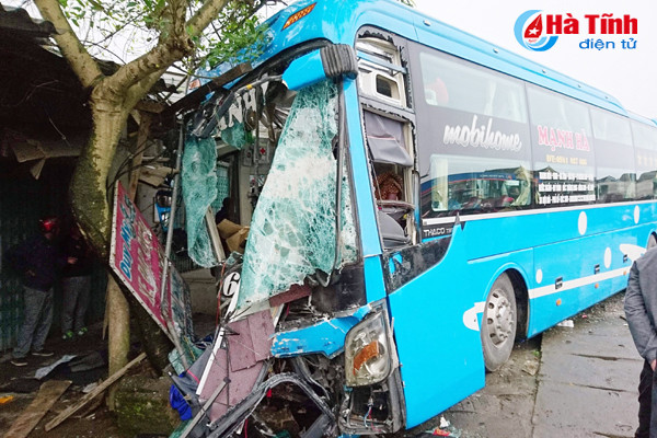xe khach bi container dam ngang phu xe tu vong tai cho