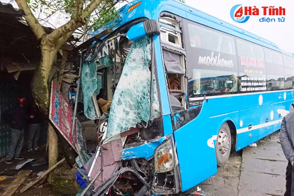 xe khach bi container dam ngang phu xe tu vong tai cho