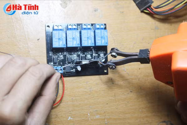 chang trai ha tinh che tao thanh cong bo dieu khien lai may cay tu xa