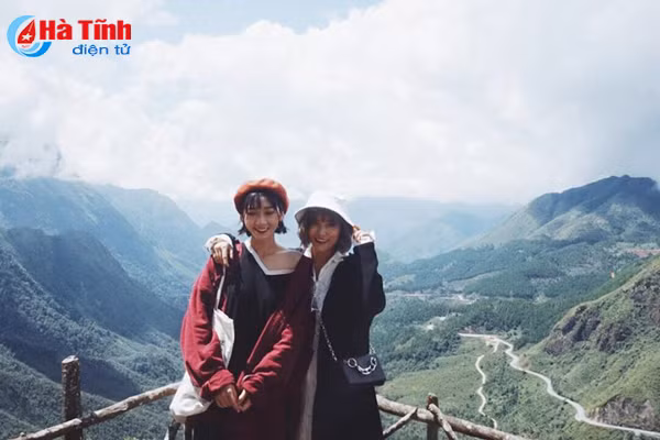 phat sot voi doi ban hotgirl ha tinh giong nhau nhu chi em song sinh