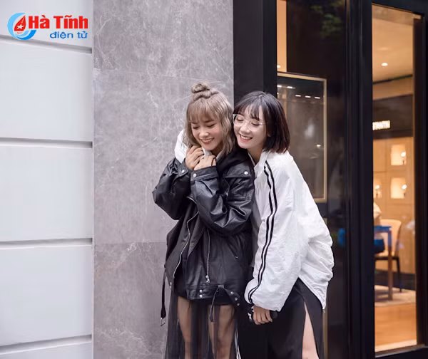 phat sot voi doi ban hotgirl ha tinh giong nhau nhu chi em song sinh