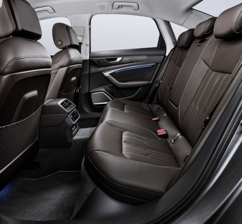 Audi cho biết kích thước thay đổi giúp tạo ra không gian nội thất lớn hơn trong chiếc A6 mới, cung cấp thêm khoảng để chân cho cả hàng ghế trước và sau. Không gian hành lý vẫn ở mức 530 lít, nhưng rộng hơn đôi chút. audi a6 2019 the he thu 8 ra mat voi cong nghe hybrid