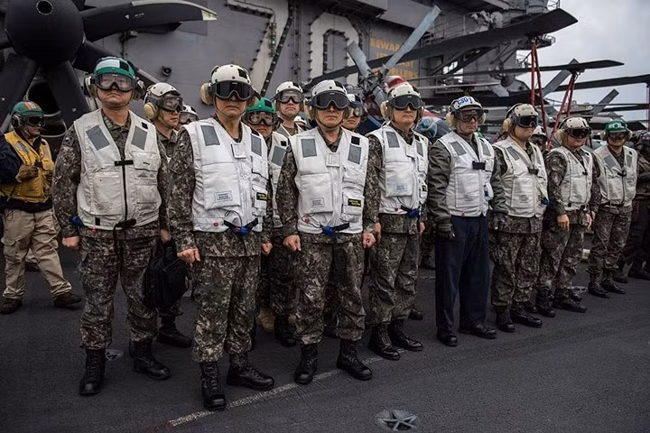 suc manh tau san bay carl vinson cua my sap cap cang viet nam