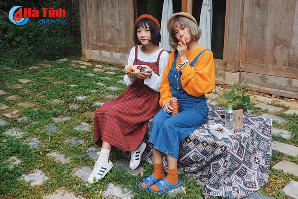 phat sot voi doi ban hotgirl ha tinh giong nhau nhu chi em song sinh