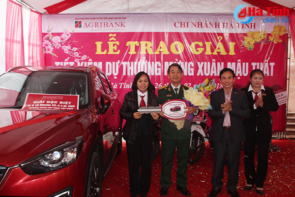 agribank ha tinh trao o to mazda cx5 cho khach hang trung thuong