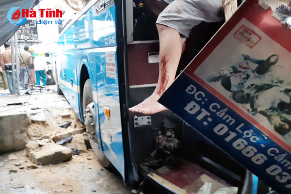 xe khach bi container dam ngang phu xe tu vong tai cho