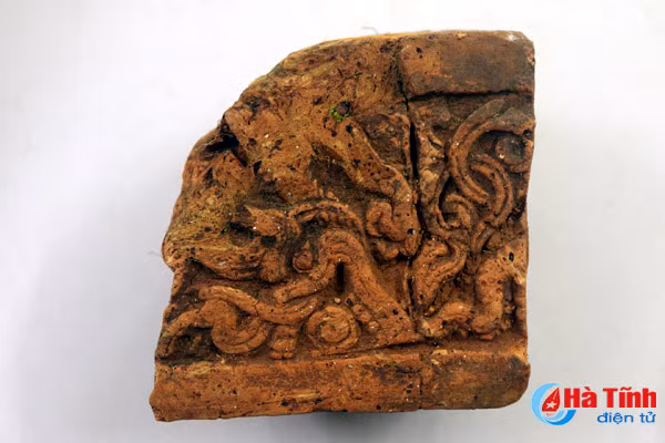 phat hien nhieu co vat tren nen thap cuu dien co o nui nghen