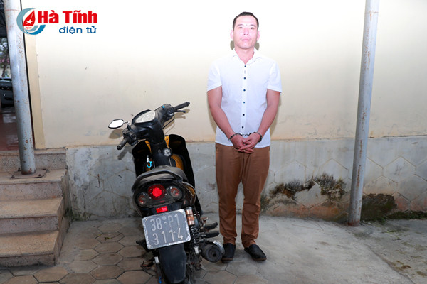 truy bat ke lay trom xe may tren quoc lo 8a