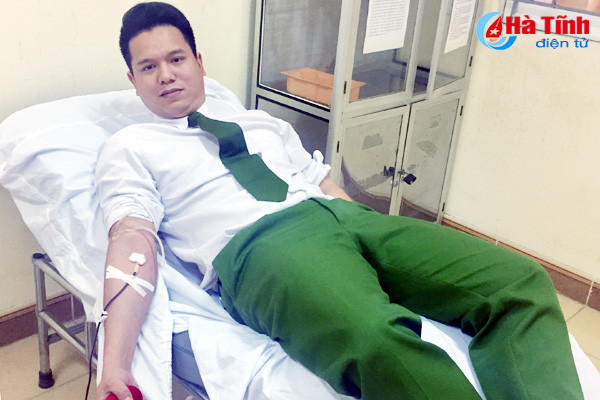 trung uy cong an vuot 50 km bang xe buyt kip hien mau cuu nguoi