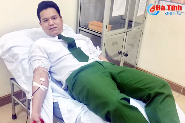 trung uy cong an vuot 50 km bang xe buyt kip hien mau cuu nguoi