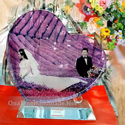 nhung mon qua tang doc dao va dat do ngay 8 3