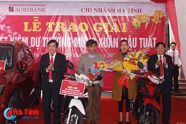 agribank ha tinh trao o to mazda cx5 cho khach hang trung thuong