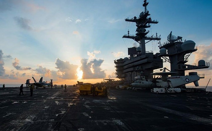 suc manh tau san bay carl vinson cua my sap cap cang viet nam