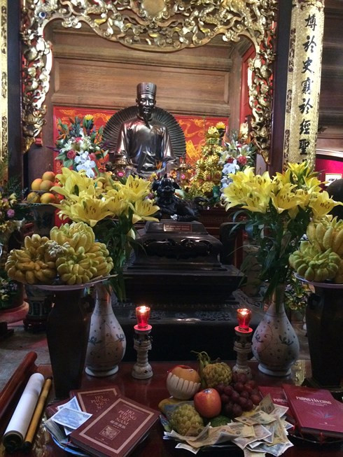 Tiền lẻ được đặt trước các ban thờ tại Văn Miếu. dat tien le khi di le den chua re rung hay vo le voi than phat