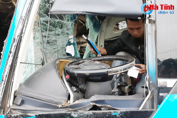 xe khach bi container dam ngang phu xe tu vong tai cho