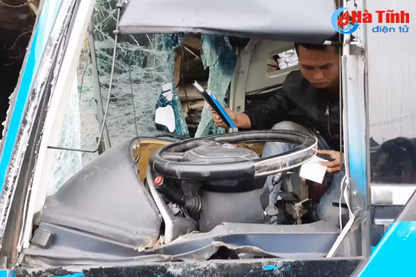 xe khach bi container dam ngang phu xe tu vong tai cho