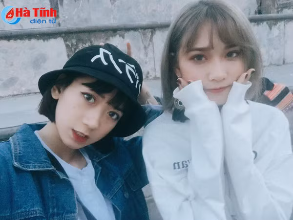 phat sot voi doi ban hotgirl ha tinh giong nhau nhu chi em song sinh