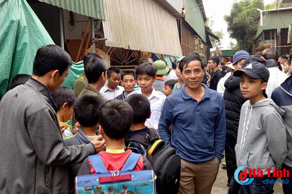 dam chet hang xom do hat karaoke qua to