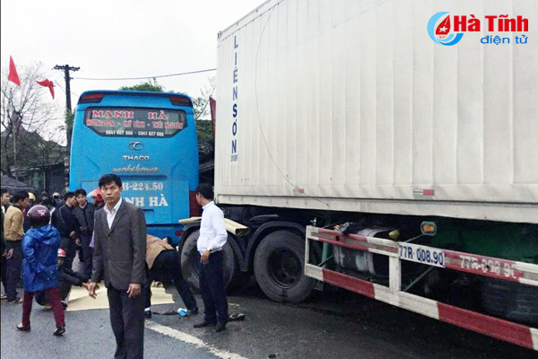 xe khach bi container dam ngang phu xe tu vong tai cho