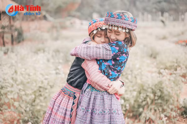 phat sot voi doi ban hotgirl ha tinh giong nhau nhu chi em song sinh