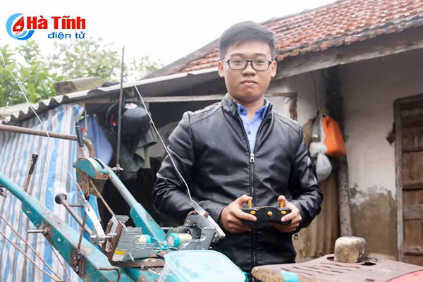 chang trai ha tinh che tao thanh cong bo dieu khien lai may cay tu xa