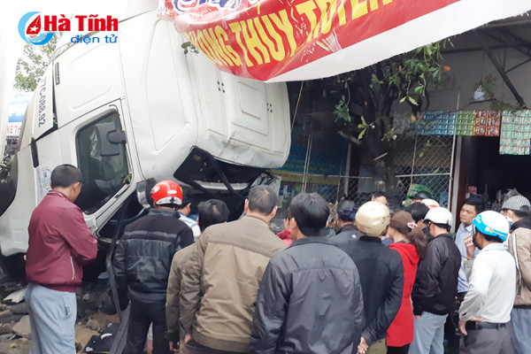 xe khach bi container dam ngang phu xe tu vong tai cho