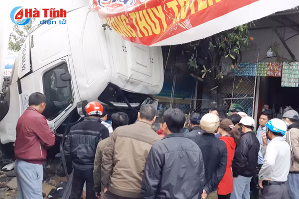 xe khach bi container dam ngang phu xe tu vong tai cho