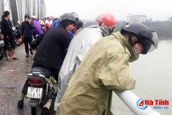 khan truong tim thi the nguoi phu nu nhay cau ben thuy