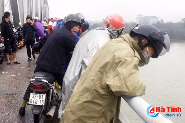 khan truong tim thi the nguoi phu nu nhay cau ben thuy