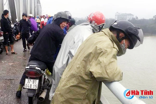 khan truong tim thi the nguoi phu nu nhay cau ben thuy