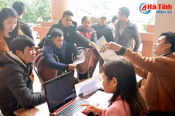 4 phien giao dich viec lam thu hut hon 2 000 luot lao dong