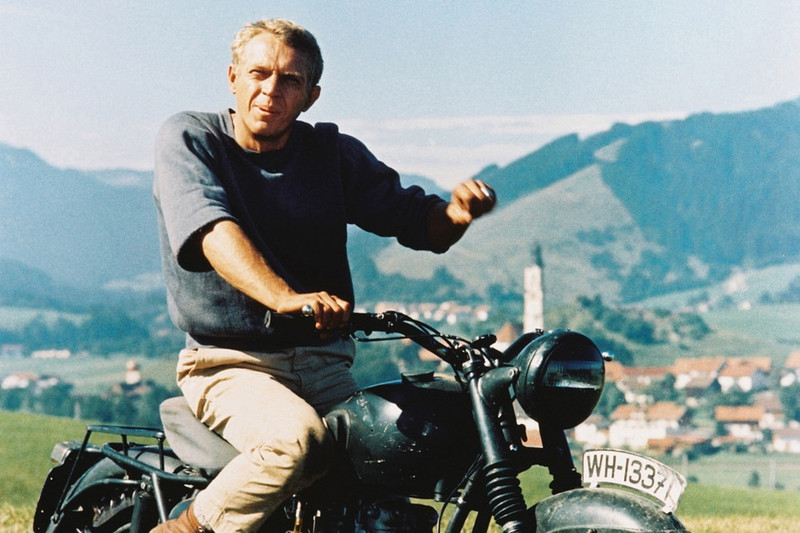 Steve McQueen: Được mệnh danh là “King of Cool” (Vua ngầu), Steve McQueen là ngôi sao hàng đầu của Hollywood trong thập niên 1960, và đã có lúc là tài tử có mức cát-xê cao nhất tại kinh đô điện ảnh. Thật khó tin rằng cả sự nghiệp của McQueen chỉ có đúng một đề cử Oscar, và nó không đến từ The Great Escape (1963), Bulitt (1968) hay Papillon (1973), mà là The Sands Pebble (1966). Steve McQueen qua đời sớm ở tuổi 50 vì căn bệnh ung thư, nên ông không còn cơ hội để tiếp tục “ăn thua” với Viện hàn lâm. nhung ngoi sao vo duyen voi giai thuong oscar