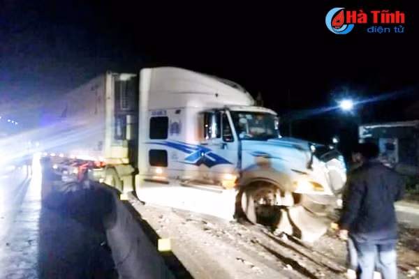 tranh nguoi dat xe dap qua duong container dam bay nhieu dai phan cach