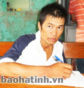 Đối tượng Đinh Thành Quang và tang vật tại Công an huyện Cẩm Xuyên