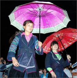 Đi chợ tình Sa Pa. Ảnh: internet