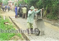 Phong trào làm đường GTNT diễn khá sôi nổi trên địa bàn huyện Hương Sơn