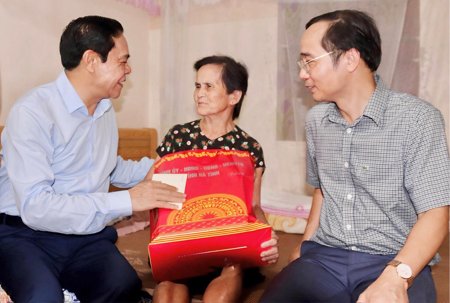 Chủ tịch UBND tỉnh Võ Trọng Hải và đoàn cũng đến thăm hỏi, tặng quà cho bà Phùng Thị Xanh (SN 1936, trú tại thôn 4, xã Ân Phú) là vợ của liệt sĩ, bị bệnh tai biến.