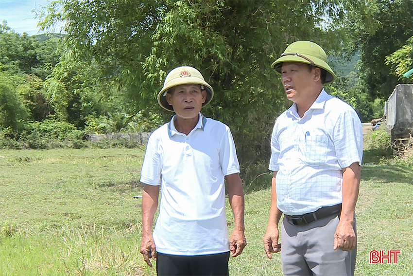 Người dân xã Cẩm Hưng, huyện Cẩm Xuyên xót xa khi nhìn thấy ruộng không thể sản xuất. bqbht_br_a2.png