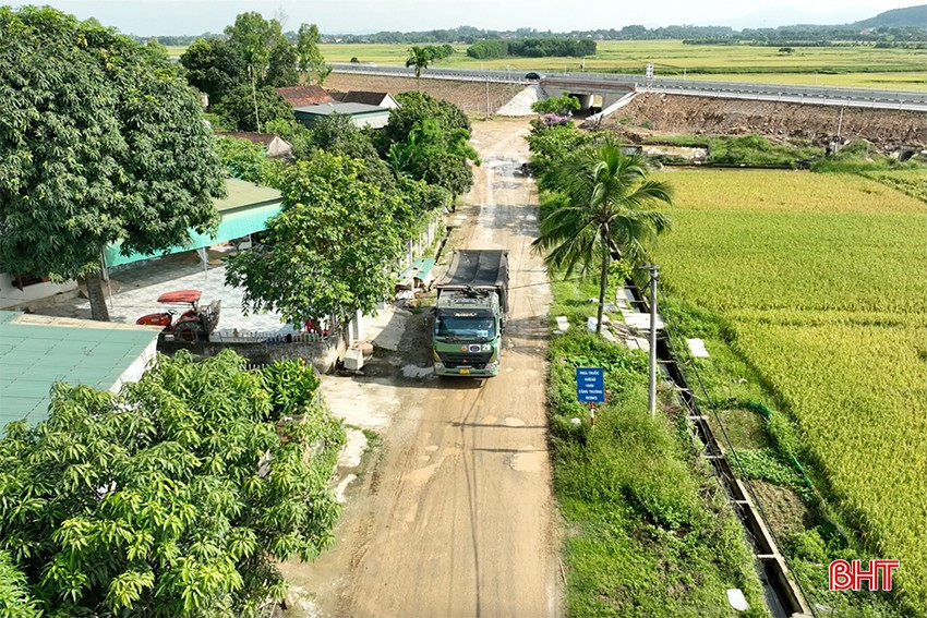 Người dân tại xã Gia Hanh, huyện Can Lộc vất vả di chuyển khi đường công vụ xuống cấp. bqbht_br_1.jpg